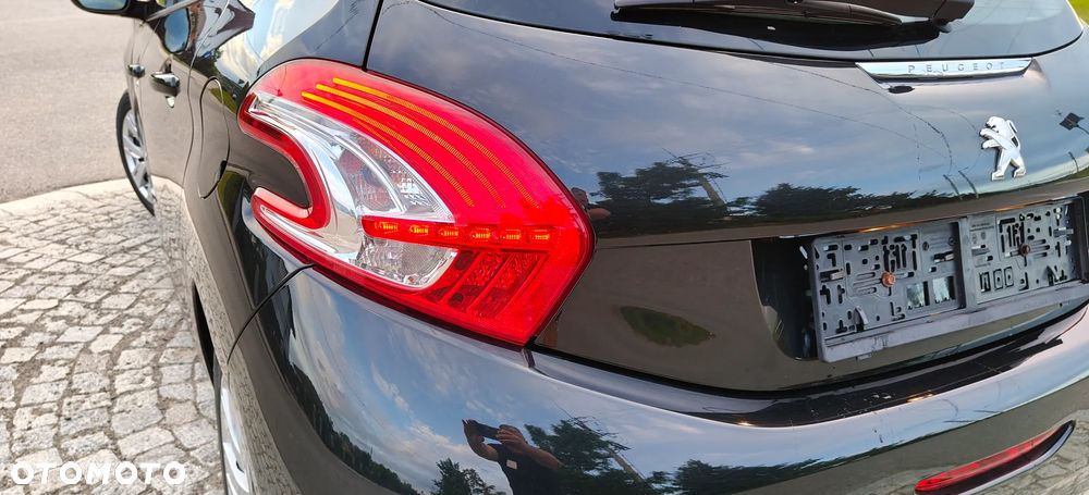 Peugeot 208 - 8