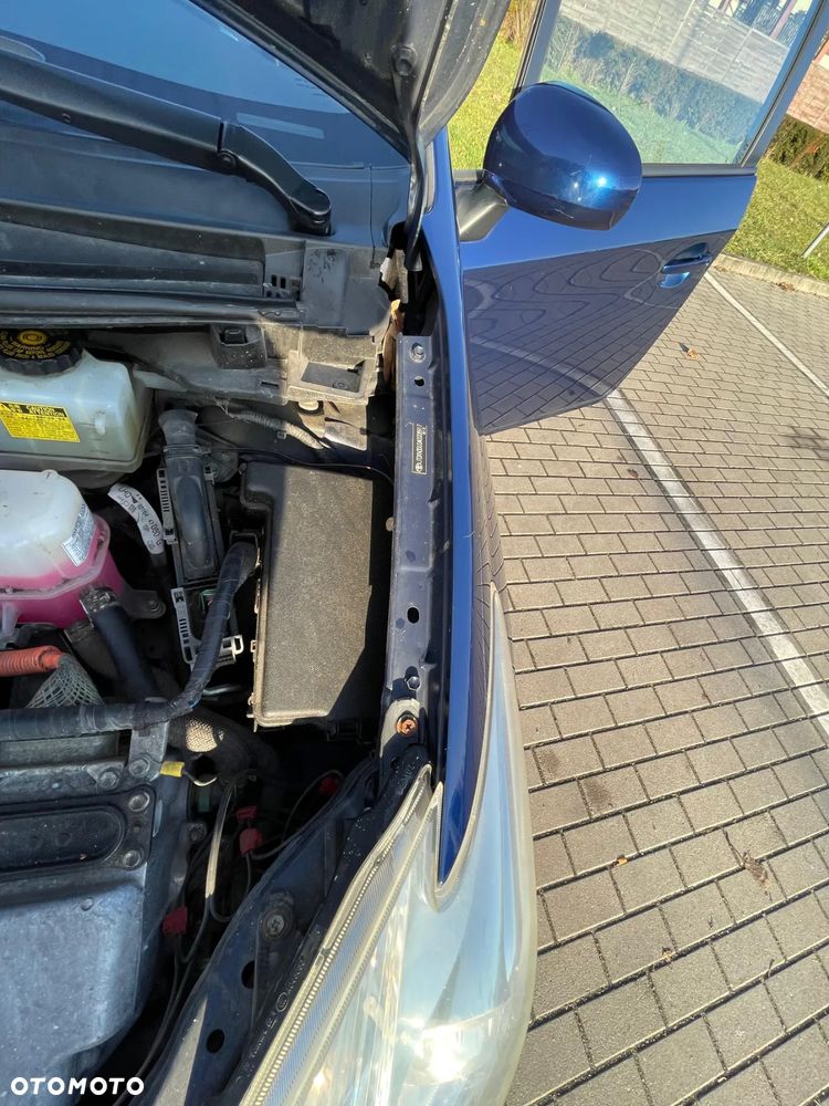 Toyota Prius (Hybrid) Sol - 29