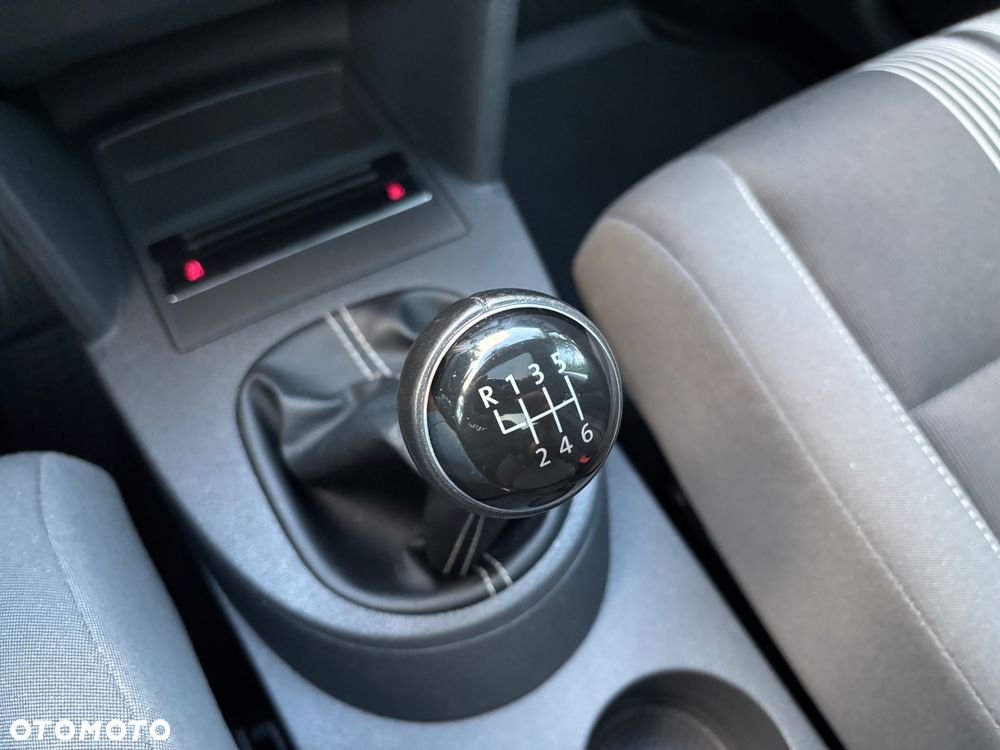 Volkswagen Touran - 16