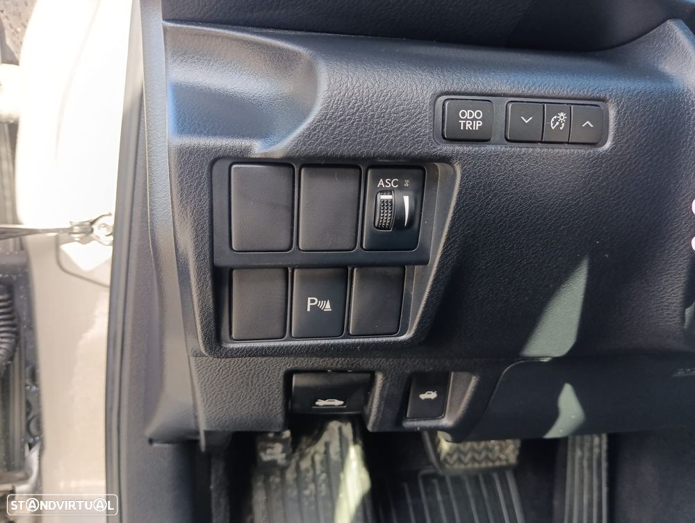 Lexus Is 300H 2015 photo 3
