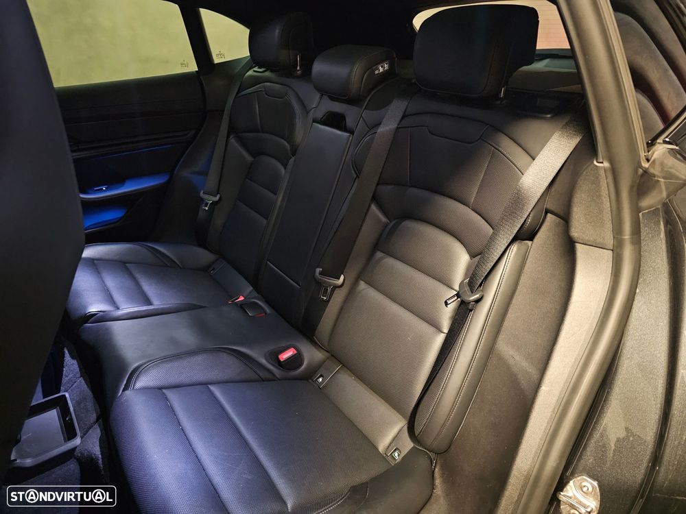 Porsche Taycan Cross Turismo 4 - 23