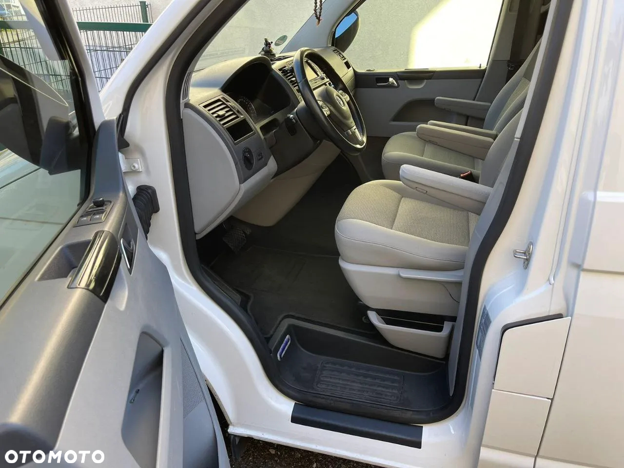 Volkswagen Caravelle - 12