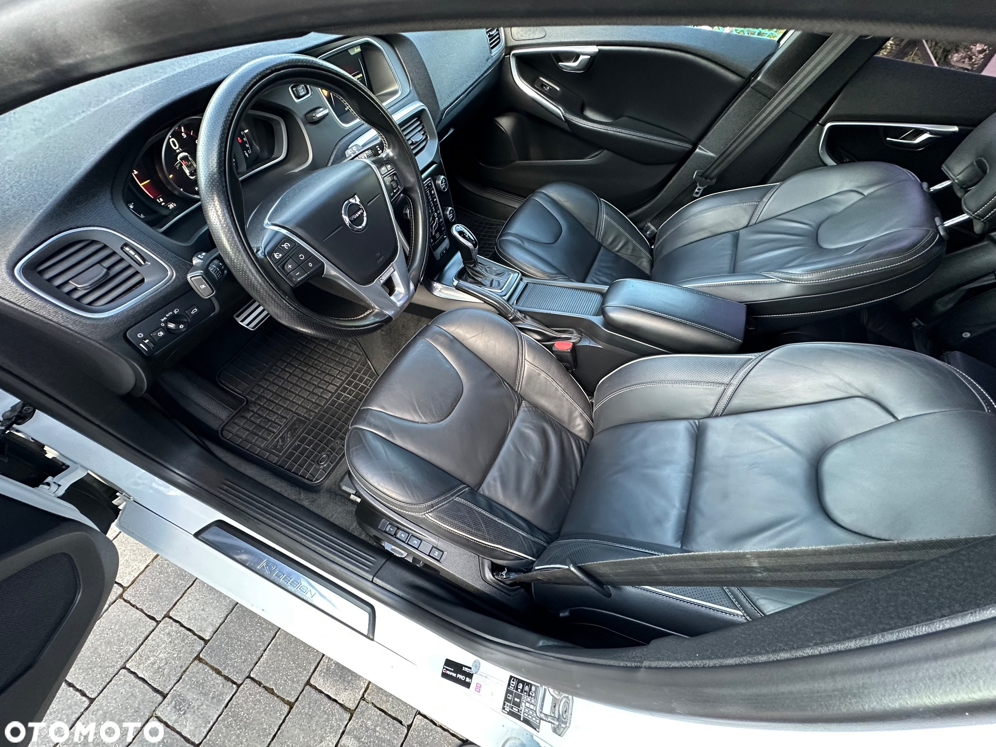 Volvo V40 T5 Drive-E R-Design Summum - 11