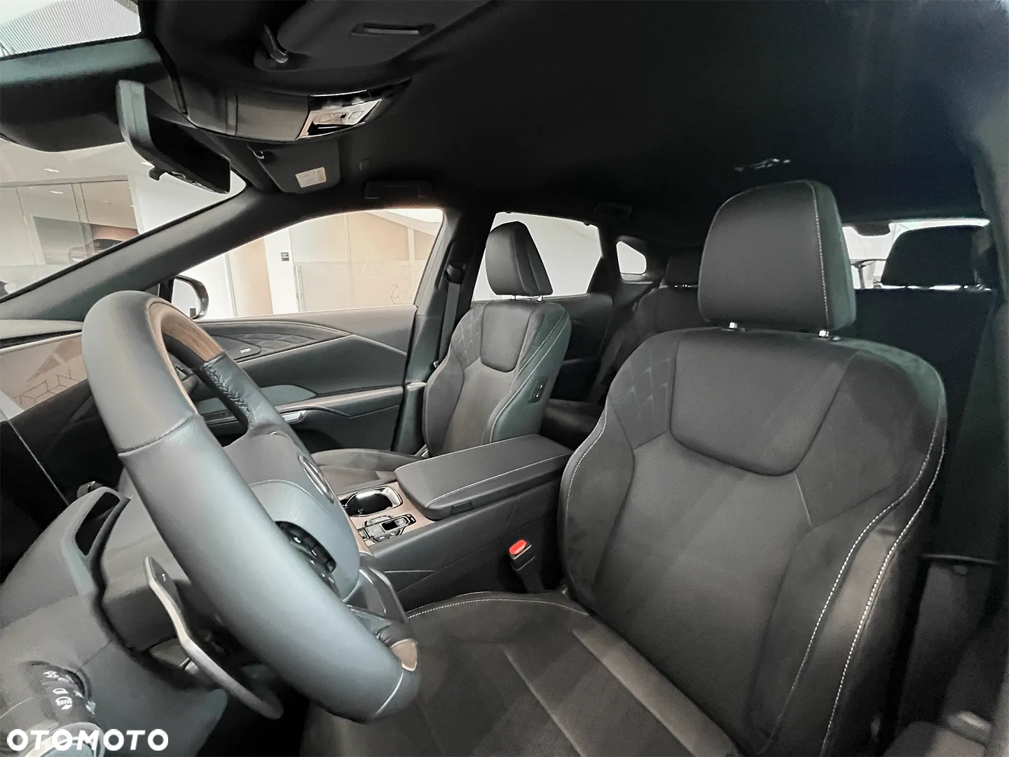 Lexus RX 350h Omotenashi - 2