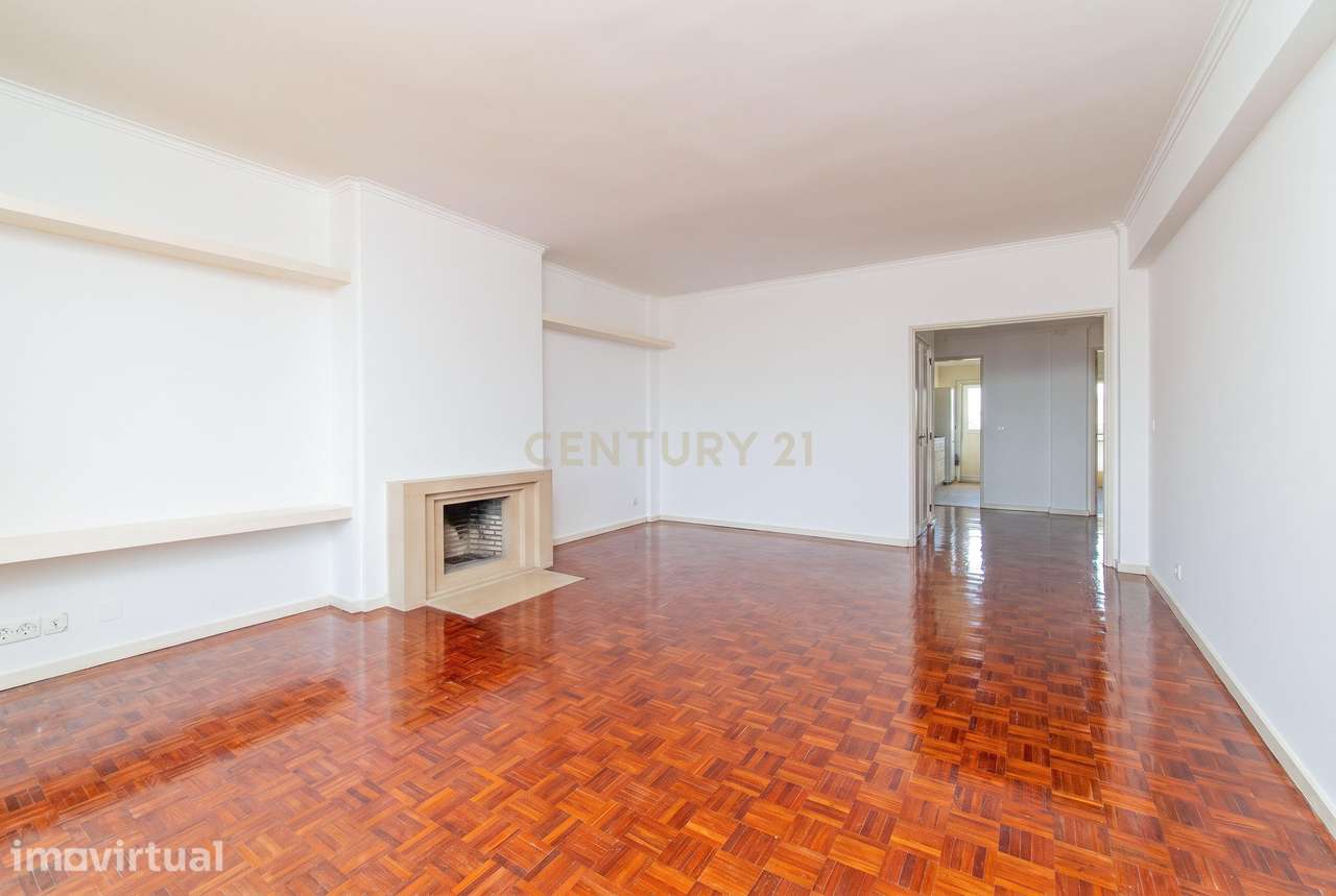 T4 Renovado no Restelo com Vista 180º sobre o Tejo, Varandas e Garagem - Grande imagem: 4/29