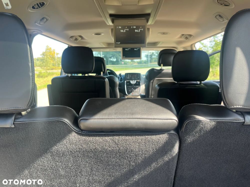 Chrysler Town & Country - 24