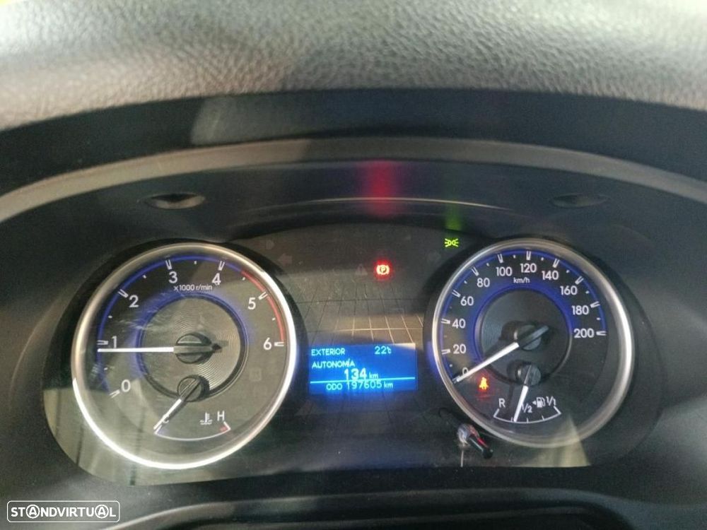 Toyota Hilux 2.4 D-4D 4WD CD 5Lugares c/iva - 3