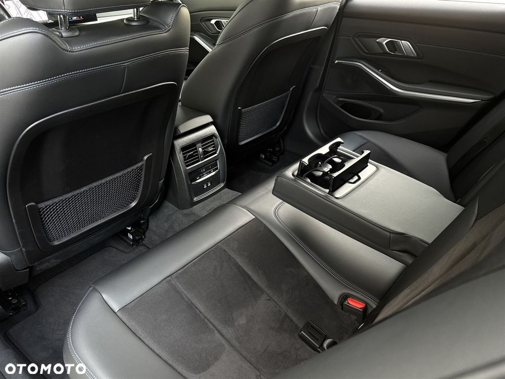 BMW Seria 3 320d xDrive - 12