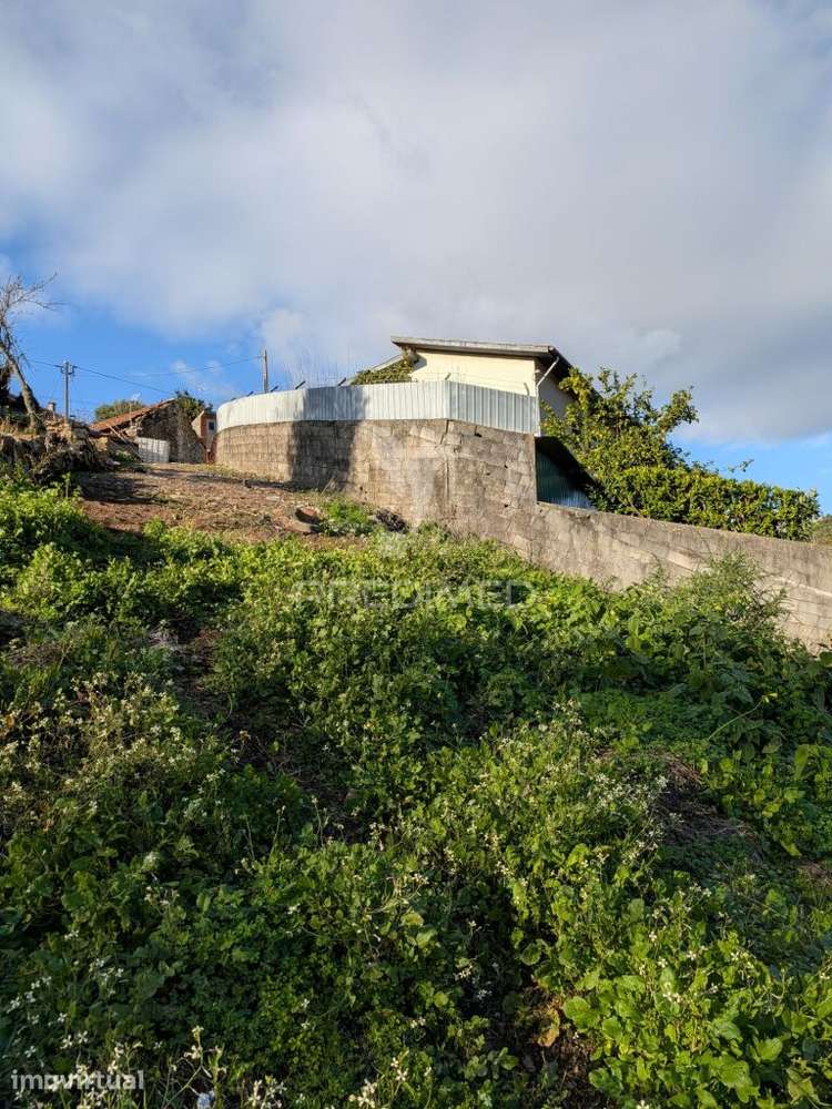 Terreno urbano com pequena moradia em pedra - Grande imagem: 3/13
