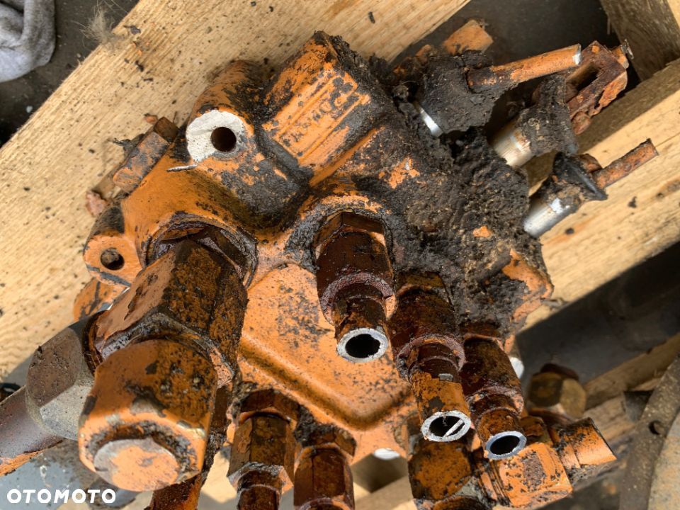 VDSP22DFD271 Parker Rozdzielacz hydrauliczny 3 sekcyjny CASE 580, 10018637 - 1