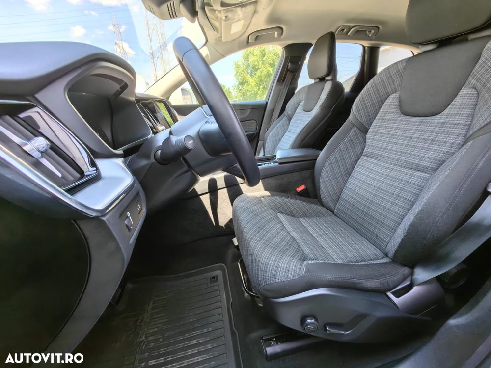 Volvo XC 60 B4 MHEV AT8 AWD Momentum Pro - 16