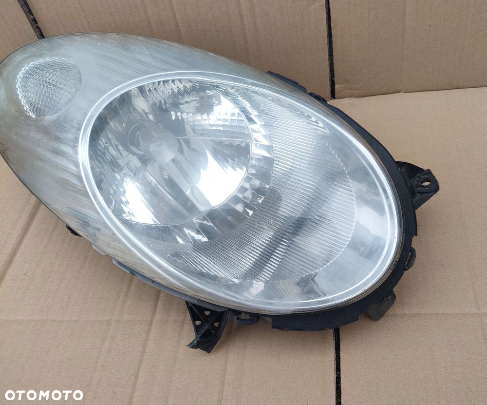 Reflektor prawy Lampa prawa Nissan Micra K12 2003- - 2