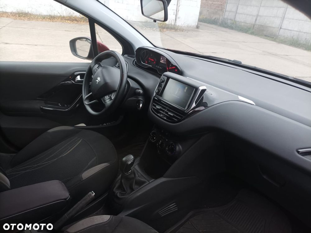 Peugeot 208 - 8