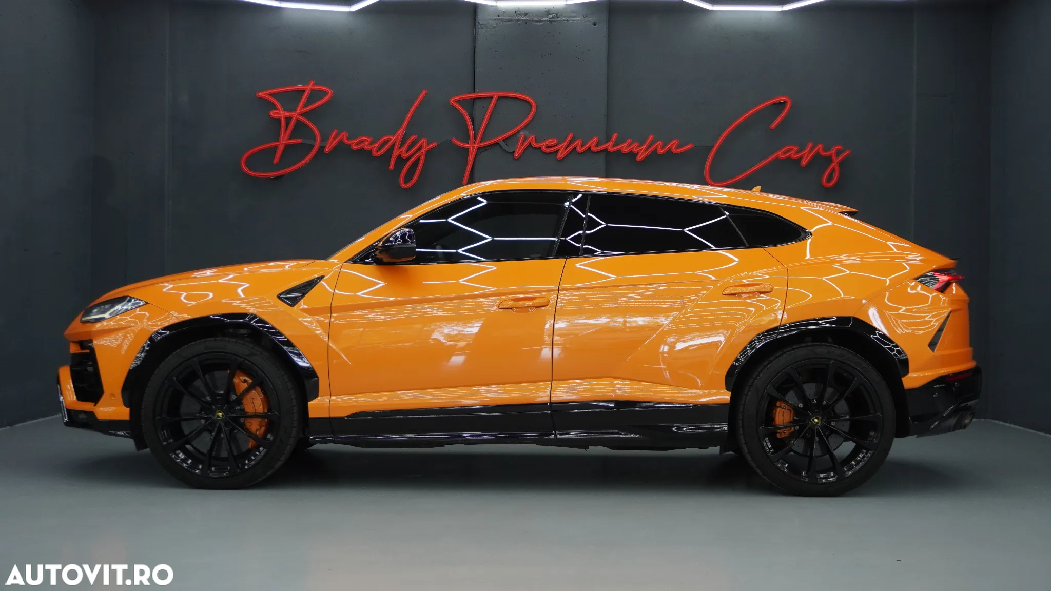 Lamborghini URUS Standard - 2