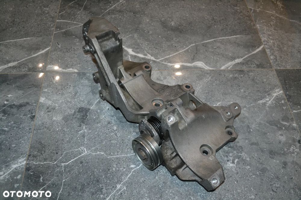 VW AUDI SEAT SKODA ŁAPA PODSTAWA MOCOWANIE ALTERNATORA 1,6 2,0 TDI 03L903143K - 1