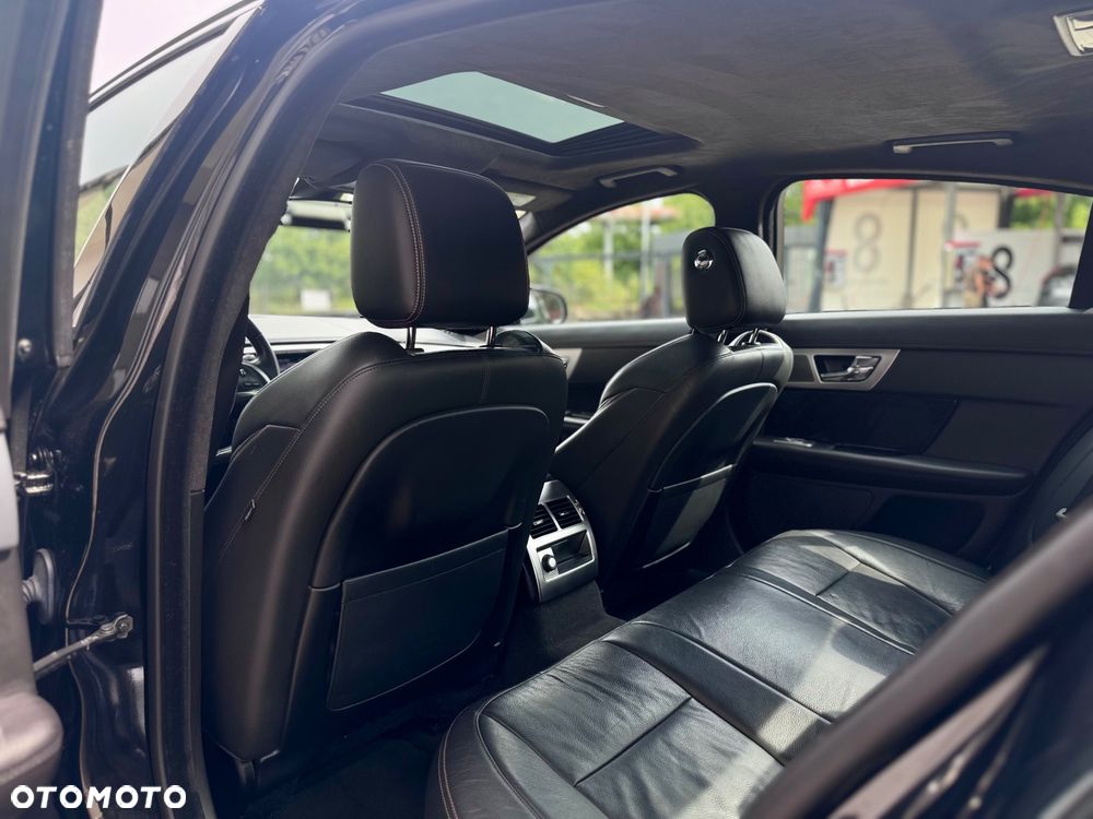 Jaguar XF 2.2 D R-Sport - 19