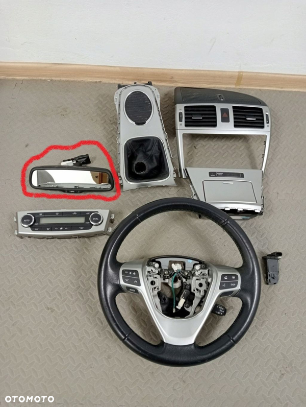 LUSTERKO WEWNĘTRZNE TOYOTA AVENSIS LIFT 878100F050