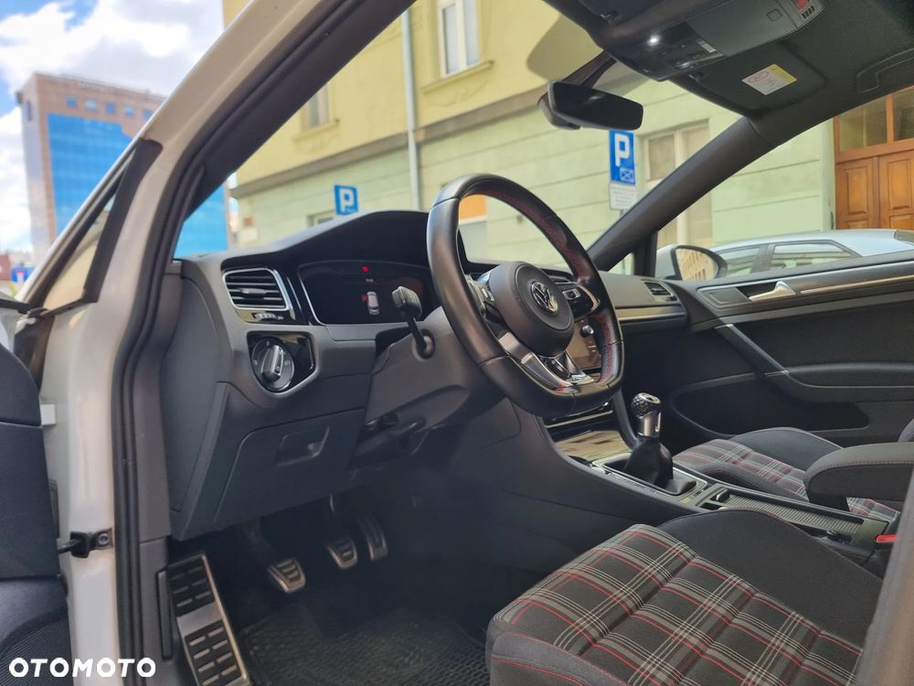 Volkswagen Golf - 8