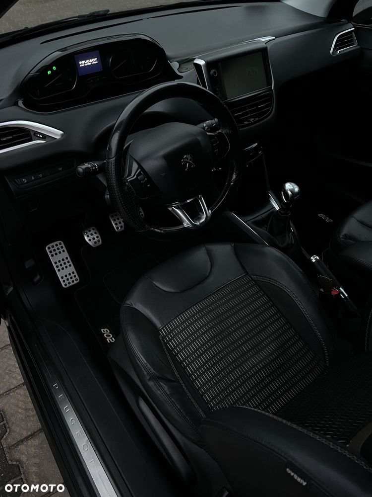 Peugeot 208 - 8