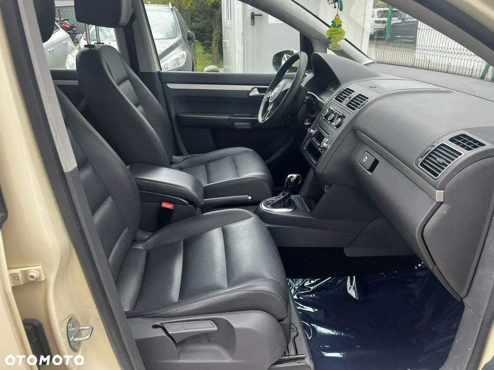 Volkswagen Touran - 12