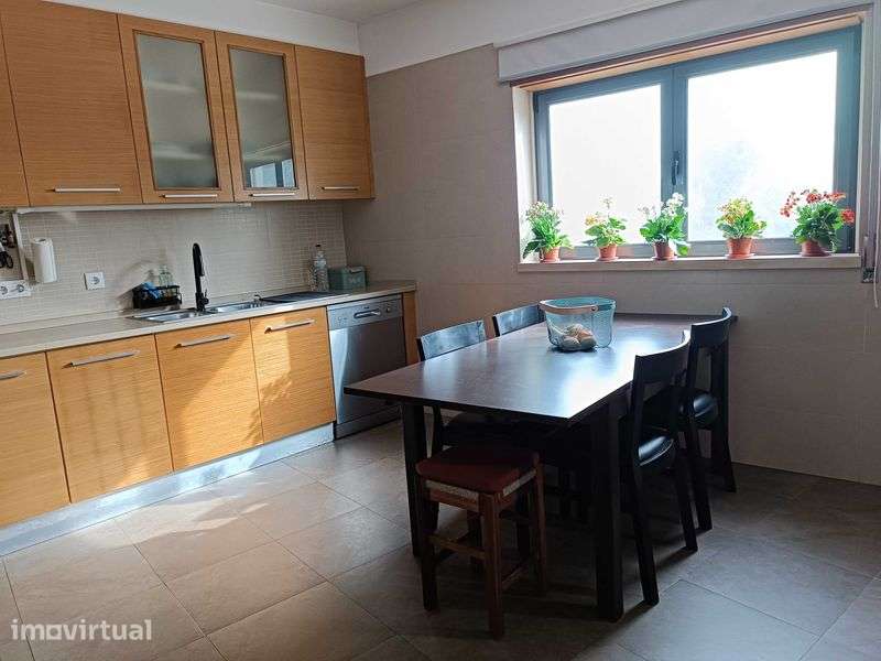Moradia T3+1 com rooftop e espaços únicos em Freiria - Grande imagem: 2/12