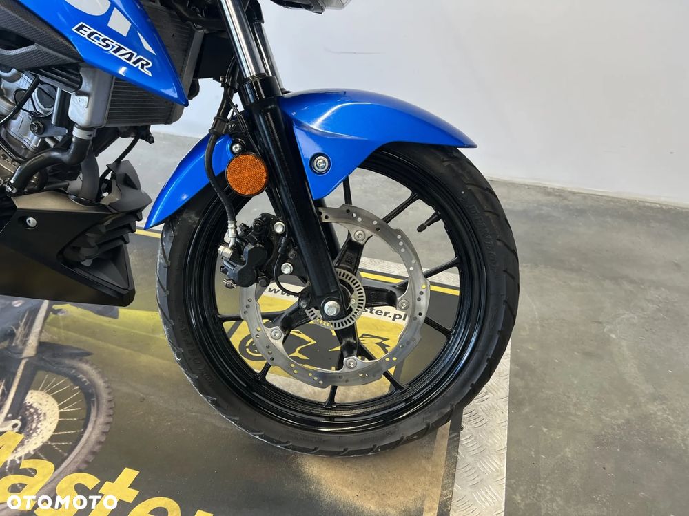 Suzuki GSX - 22