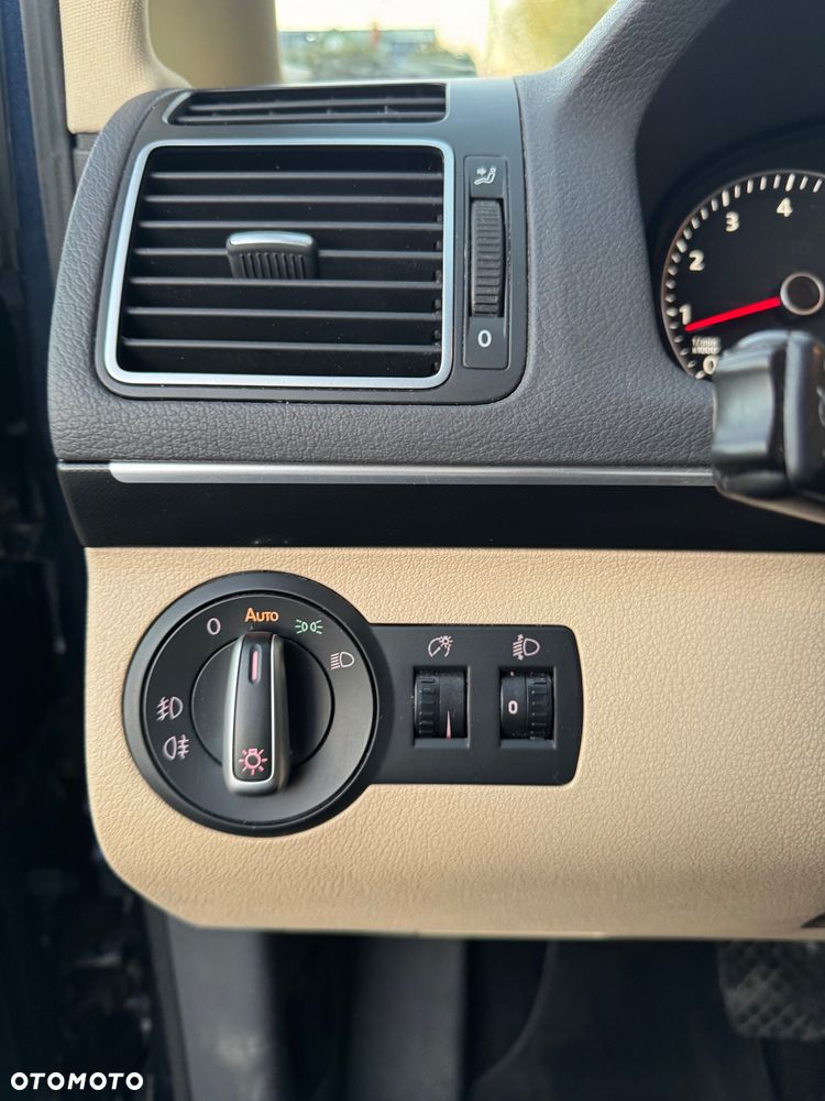 Volkswagen Touran - 12