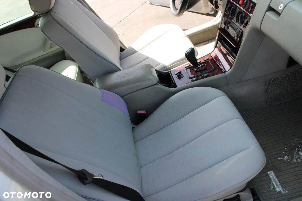 Mercedes W210 Sedan  Maska 744 Drzwi - 13