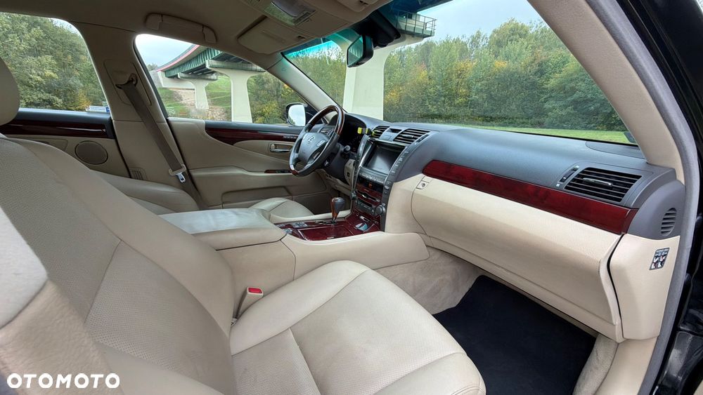Lexus LS - 21