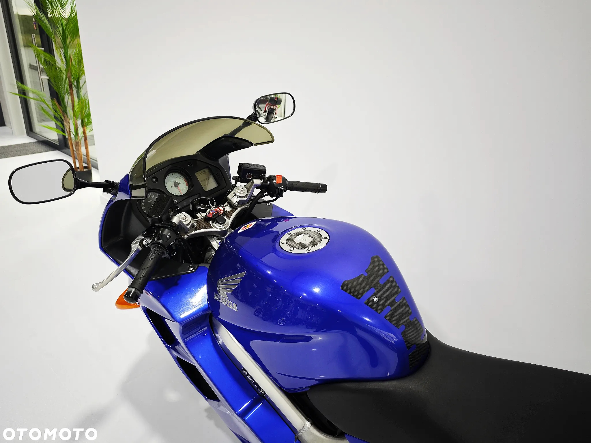 Honda VFR - 16
