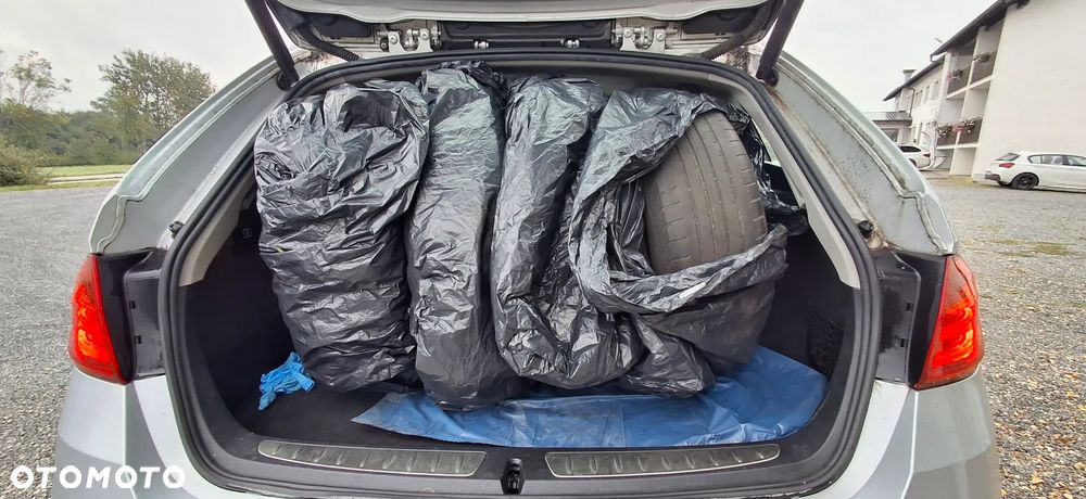 BMW Seria 3 320d DPF Touring - 12