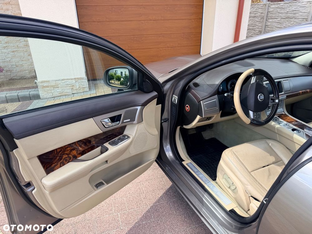 Jaguar XF 2.7 V6 Premium Luxury - 32