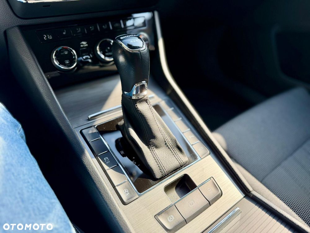 Skoda Superb 2.0 TDI SCR 4x4 Style DSG - 11