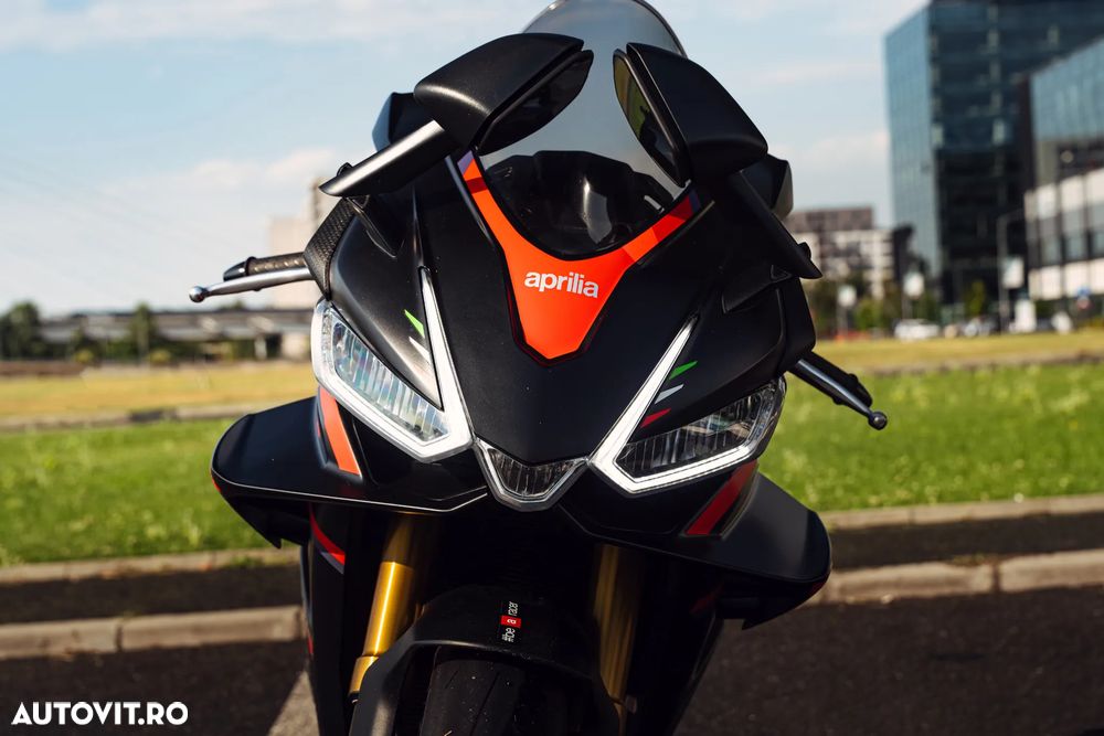 Aprilia RSV-4 Factory - 4