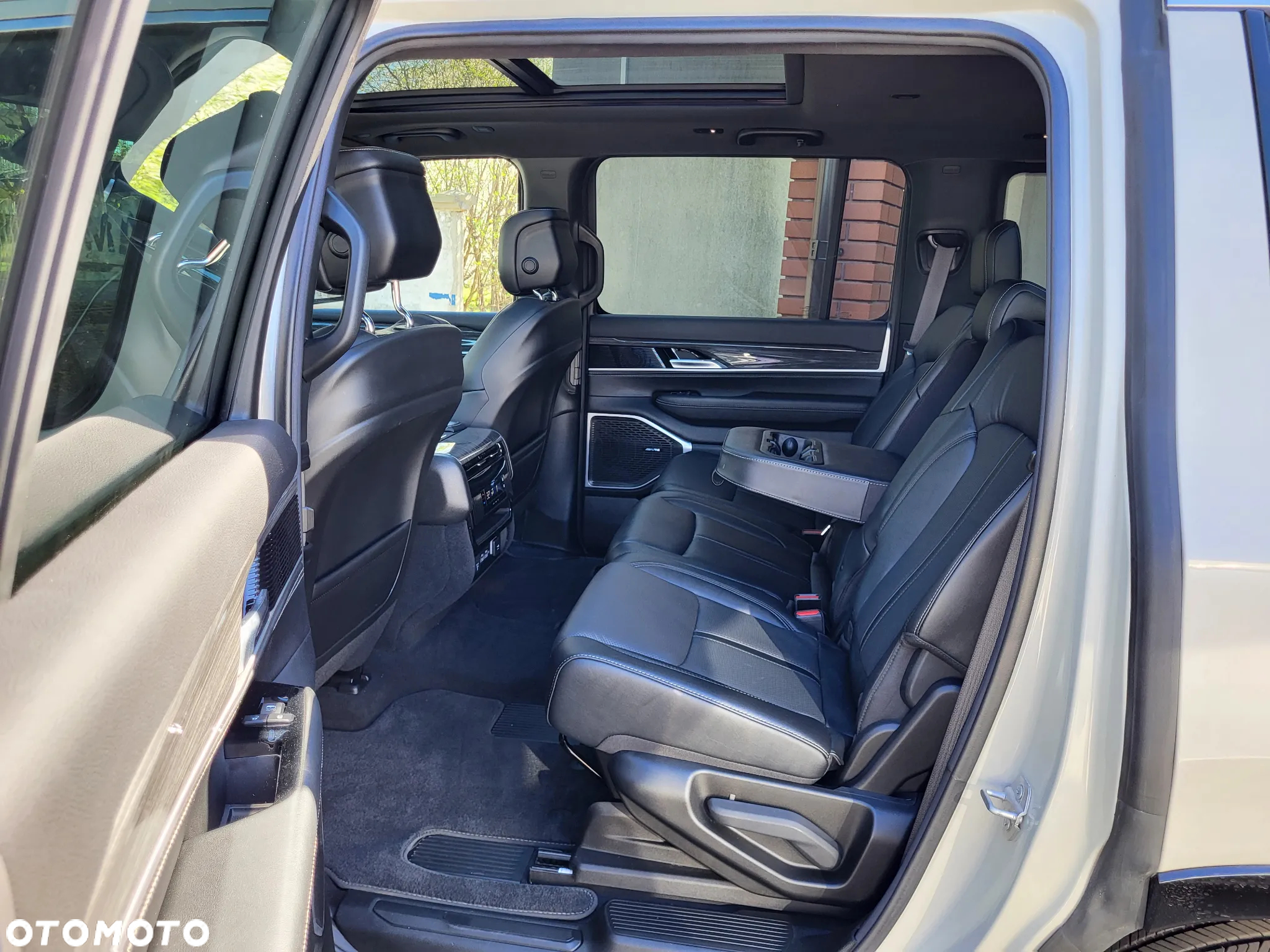 Jeep Wagoneer - 24