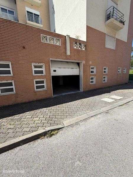 Aluga-se Lugar de Garagem em Aldeia de Paio Pires - Grande imagem: 3/5