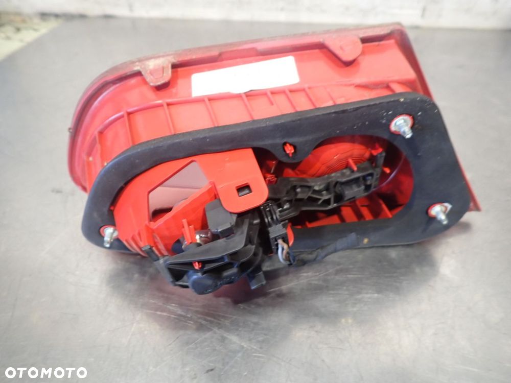 LAMPA PRAWA TYLNA W KLAPIE SEAT LEON II - 2