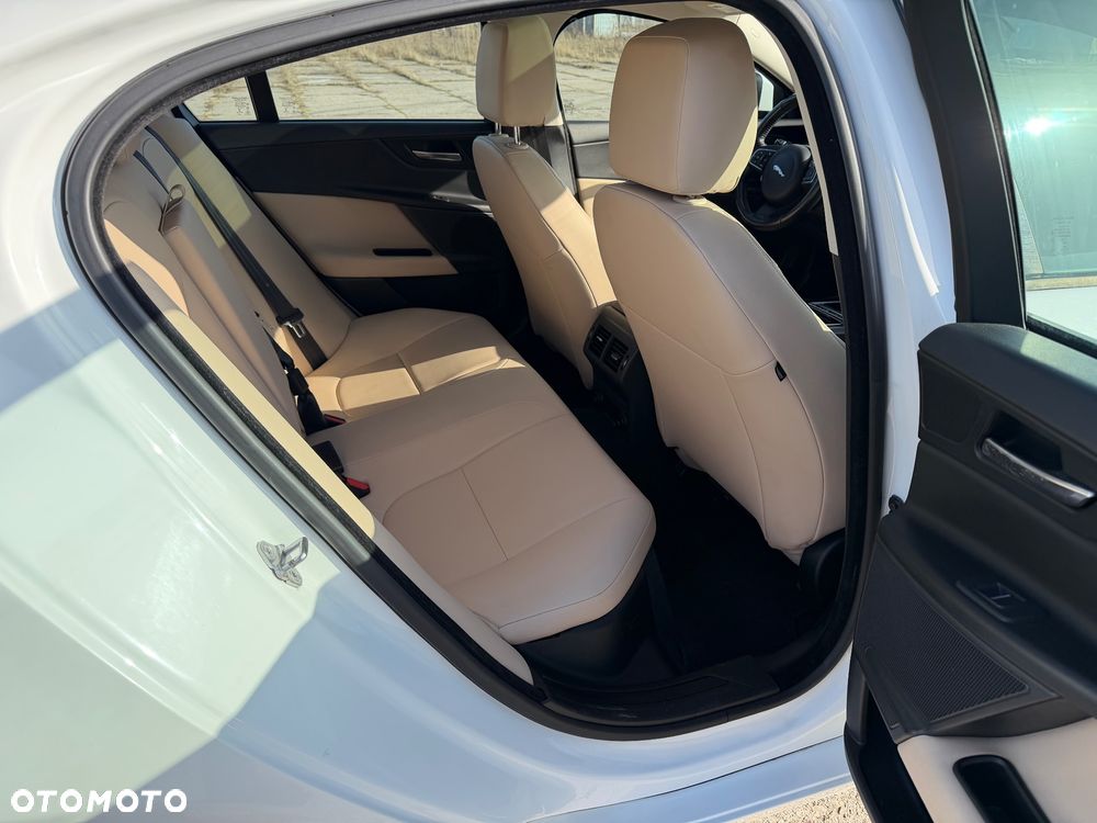 Jaguar XE 2.0 T Prestige - 10
