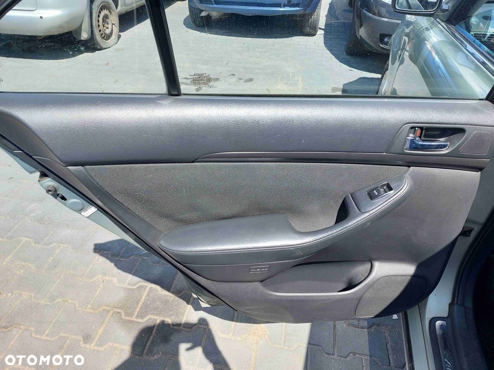 DRZWI KOMPLETNE LEWY TYŁ AVENSIS T25 HB 5D 6T1 - 8