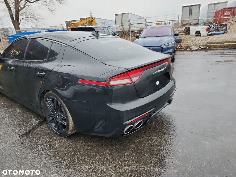 Kia Stinger - 12