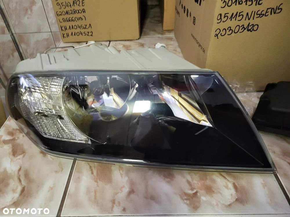 Reflektor Prawy  (H1/H7, elektryczny, z silnikiem, kolor wkładu: chromowany SKODA OCTAVIA II 02.04-06.13 - 2