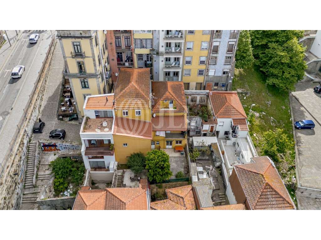 Dois prédios no centro histórico da cidade do Porto. - Grande imagem: 3/30