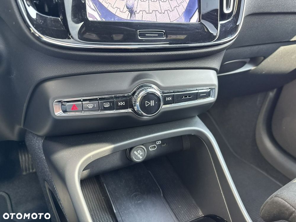Volvo XC 40 B4 Plus Dark - 25