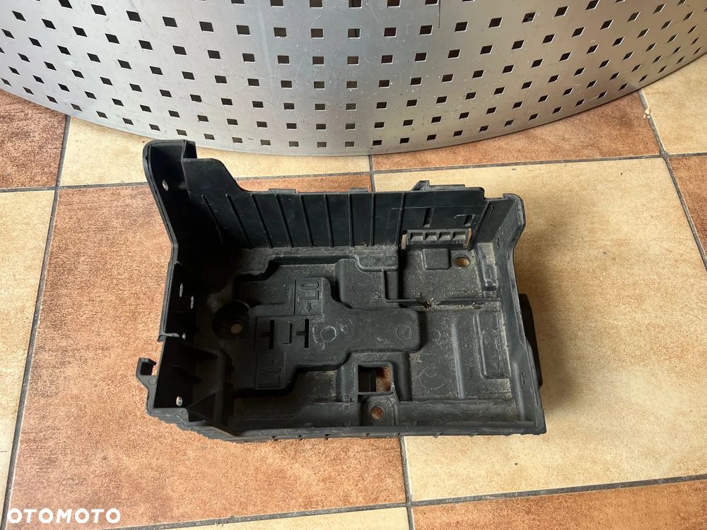 OBUDOWA PODSTAWA AKUMULATORA PEUGEOT 208 I CITROEN C4 CACTUS 9676054080 - 1