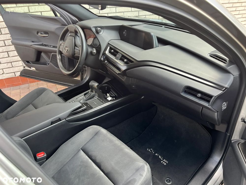 Lexus UX - 10