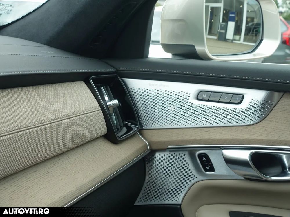 Volvo XC 90 T8 AWD Ultra Bright - 24