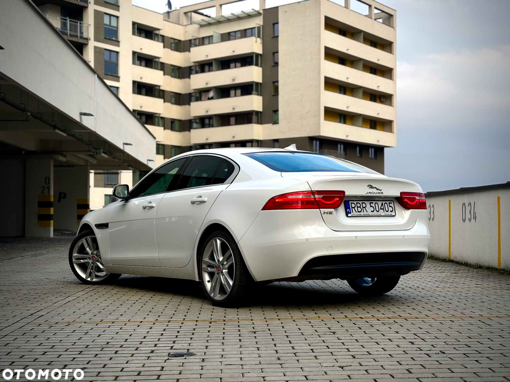 Jaguar XE 2.0 T Pure - 9