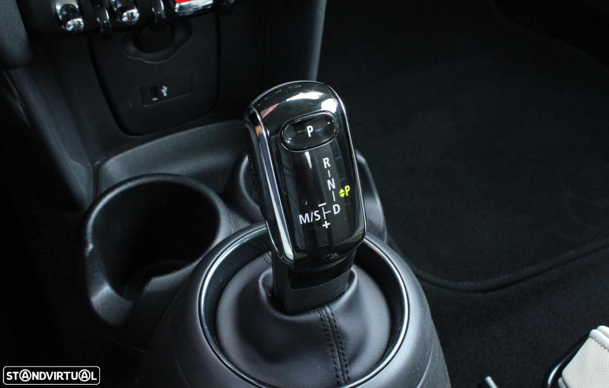 MINI 5 Portas Cooper D Auto - 16