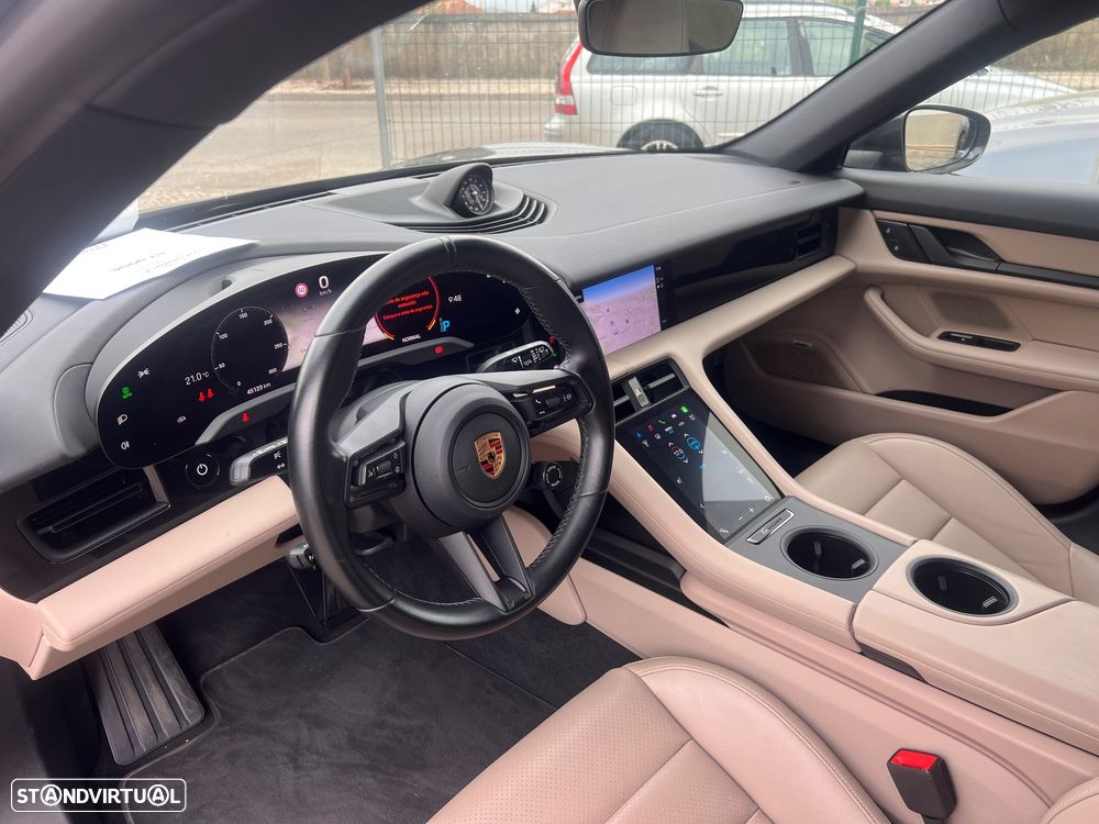 Porsche Taycan Sport Turismo - 12