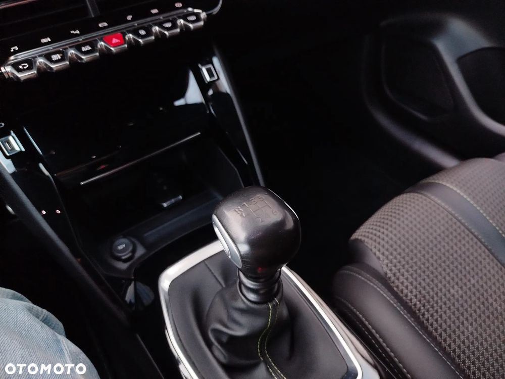 Peugeot 208 PureTech 100 GT - 20